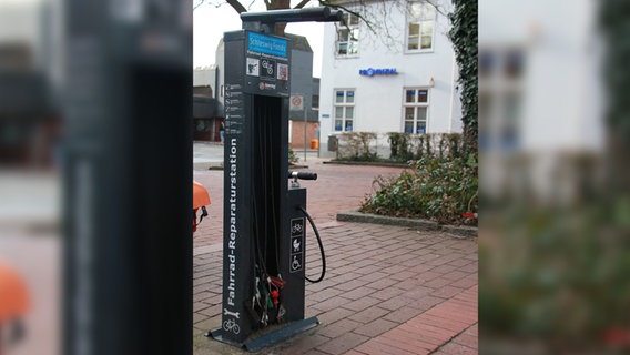 Eine Selbstbedienungs-Fahrrad-Reparaturstation. © Stadt Schleswig 