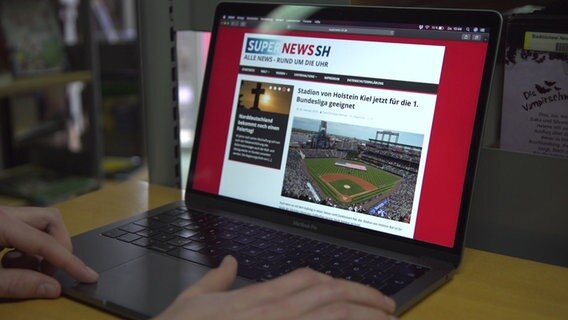 Auf einem Computerbildshirm ist ein Artikel von Super News SH zu sehen. © Schleswig-Holstein Magazin 