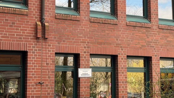 Unbekannte stehlen Fallrohre vom Norderstedter Rathaus. © Stadt Norderstedt 