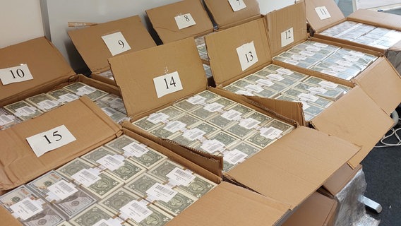 Mehrere Kartons mit Falschgeld stehen in einem Raum © NDR Foto: Maike Haase