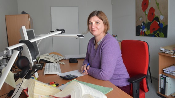 Familienrichterin Silke Lindberg vom Amtsgericht Reinbek sitzt an ihrem Schreibtisch. © NDR Foto: Anne Passow