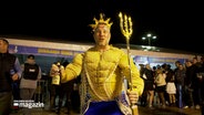 Ein Mann ist zum Fubama-Fasching als Neptun verkleidet. © NDR 