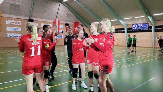 Junge Frauen der dänischen Juniorinnen feiern auf der Spielfläche bei den Europameisterschaften im Fausball im dänischen Grenzort Krusau. © NDR Foto: Frank Goldenstein