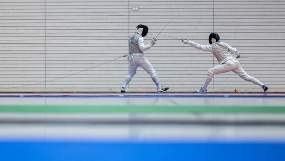 Ein Fechttuell in einer Turnhalle. © IMAGO / Funke Foto Services 