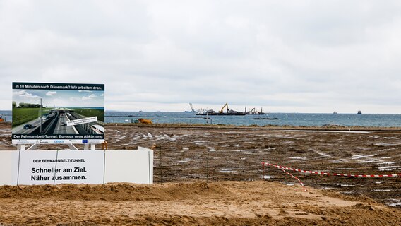 Schiffe, auf denen Baufahrzeuge stehen, sind vor der Insel Fehmarn positioniert. © dpa-Bildfunk Foto: Frank Molter