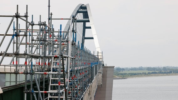 Ein Gerüst für Bauarbeiten an der Fehmarnsundbrücke © Frank Molter Foto: Frank Molter