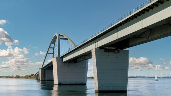 Die Fehnmarnsundbrücke verbindet die Insel Fehmarn mit dem Bundesland Schleswig-Holstein. © picture alliance/dpa Foto: Markus Scholz