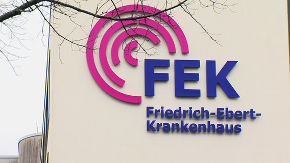 Das Logo des Friedrich-Ebert-Krankenhaus am Gebäude. © NDR 