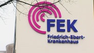 Das Logo des Friedrich-Ebert-Krankenhaus am Gebäude. © NDR 