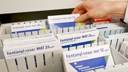 Schmerzmittel Fentanyl liegt in einer Schublade. © dpa-Bildfunk Foto: Carsten Rehder/dpa