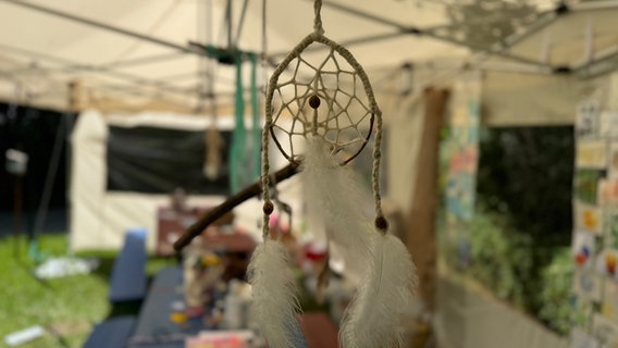 Ein selbst gebastelter Traumfänger hängt in einem Campzelt. © Karen Münster Foto: Karen Münster