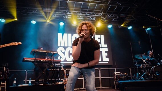 Porträt vom Musiker Michael Schulte bei einem Auftritt © Markus Haner Foto: Markus Haner