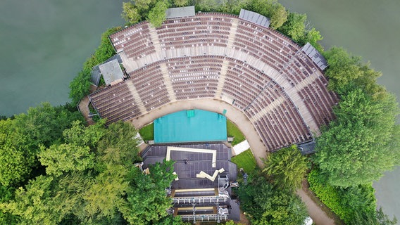 Drohnenaufnahme der Seebühne der Eutiner Festspiele. © Eutiner Festspiele 