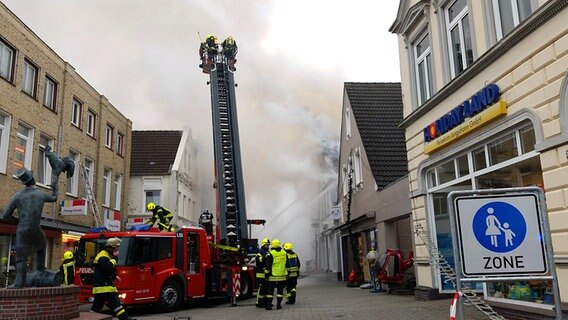 Ein Feuerwehrauto steht in der Fußgängerzone in Heide © NDR Foto: Jörn Schaar