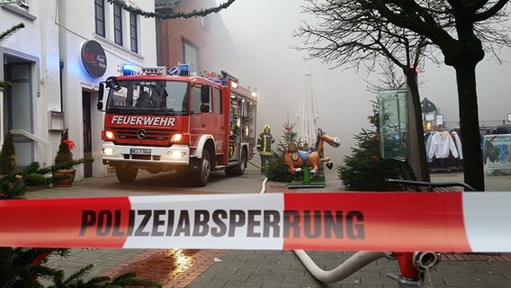 Ein Absperrband der Polizei in der Fußgängerzone in Heide © NDR Foto: Jörn Schaar