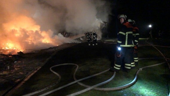 Einsatzkräfte löschen einen Brand in Bönningstedt.  Foto: Kai Salander