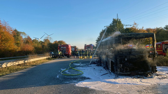 Ein ausgebrannter Linienbus steht auf der A1 bei Oldenburg Holstein. © Freiwillige Feuerwehr Oldenburg 