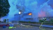 Einsatzkräfte der Feuerwehr löschen ein Feuer in einem leerstehender Kindergarten in Tarp (Kreis Schleswig-Flensburg). © Westküstennews 