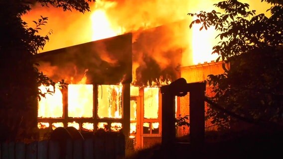 Ein leerstehender Kindergarten in Tarp (Kreis Schleswig-Flensburg) steht in Flammen. © Westküstennews 