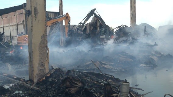 Nach einem Großbrand in Schenefeld, räumen Bagger die zerstörten Überreste weg. © NDR 