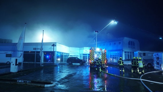 Einsatzkräfte der Feuerwehr löschen in Heide ein Großfeuer in einer Autowerkstatt. © Daniel Friederichs Foto: Daniel Friederichs