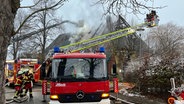 Einsatzkräfte der Feuerwehr löschen ein Großfeuer in Prosdorf im Kreis Segeberg. © Daniel Friederichs Foto: Daniel Friederichs