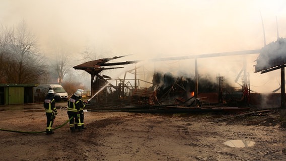 Einsatzkräfte der Feuerwehr löschen einen Großfeuer auf einem Bio-Bauernhof in Horst (Kreis Steinburg). © Daniel Friederichs 