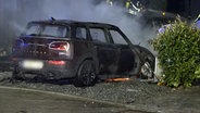 Ein ausgebranntes Fahrzeug steht in Grömitz (Kreis Ostholstein). © NonstopNews 