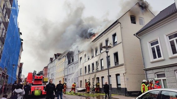 Einsatzkräfte der Feuerwehr löschen ein Feuer in einem Mehrfamilienhaus in Flensburg. © Westküstennews 