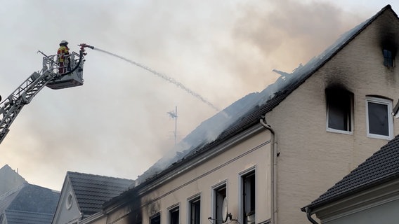 Einsatzkräfte der Feuerwehr löschen einen Großbrand in Flensburg. © NDR 