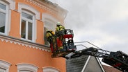 Einsatzkräfte der Feuerwehr löschen einen Großbrand in der Kappelner Altstadt. © Nordpresse Foto: Jasper Hentschel