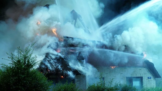 Rauch und Flammen schlagen aus einem Reetdachhaus. © Daniel Friederichs Foto: Daniel Friederichs