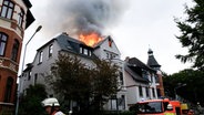 Einsatzkräfte der Feuerwehr löschen einen brennenden Dachstuhl in Flensburg. © Westküstennews 