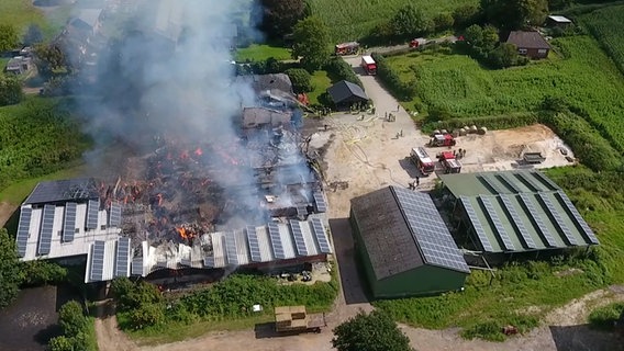 Ein Großfeuer auf einem Bauernhof in Steenfeld bei Hanerau-Hardemarschen Kreis Rendsburg-Eckernförde. © Westküstennews 