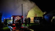 In Klein Bennebek brennt ein Wohn-Stallgebäude. Die Feuerwehr ist mit mehreren Einsatzkräften vor Ort. © Nordpresse Mediendienst Foto: Sebastian Iwersen