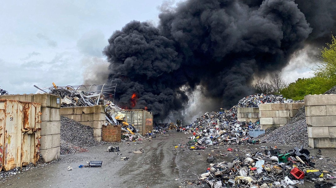 Eine dunkle Rauchwolke steigt bein einem Brand auf einem Recyclinghof in Reinbek.