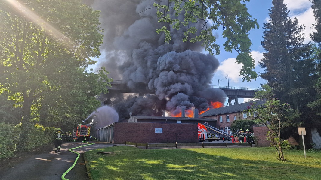 Eine Lagehalle in Rendsburg steht in Flammen.