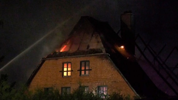 Ein Großfeuer vernichtet ein Wohn-und Wirtschaftsgebäude in Klein-Rönnau (Kreis Segeberg). © TvNewskontor 