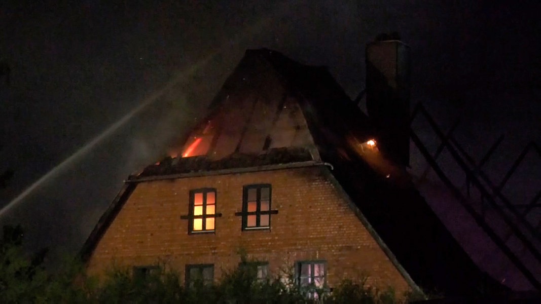 Ein Großfeuer vernichtet ein Wohn-und Wirtschaftsgebäude in Klein-Rönnau (Kreis Segeberg).