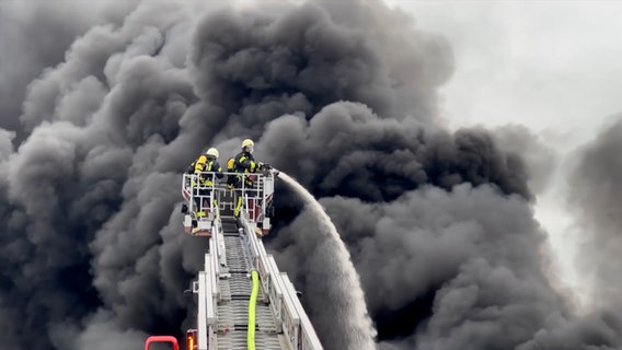 Einsatzkräfte der Feuerwehr löschen eine brennende Kfz-Werkzeug Wees. © Telenewsnetwork 
