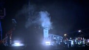 Mehrere Feuerwehrleute löschen Feuer auf einem Schiff in Kiel. © Daniel Friederichs 