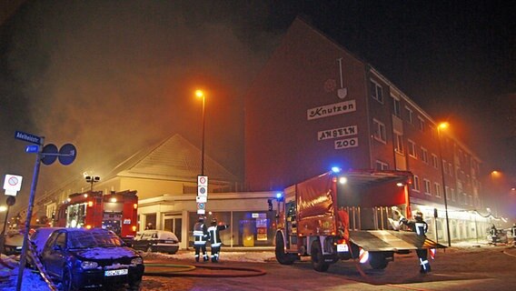 Einsatzfahrzeuge und Rettungskräfte der Feuerwehr stehen an der Kreuzung zum betroffenen Fachgeschäft © NDR Foto: Renato Ferreira