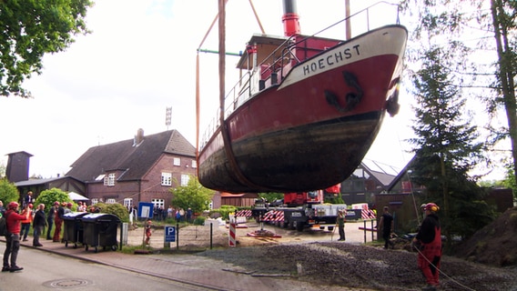 Das ausgediente Feuerlöschboot «Hoechst» wird mit einem Kran gehoben. © NDR 