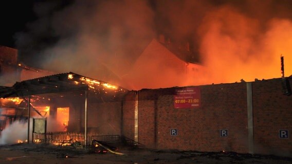 Ein Supermarkt in Neumünster steht in Flammen. © Krüger-TV Foto: C. Krüger