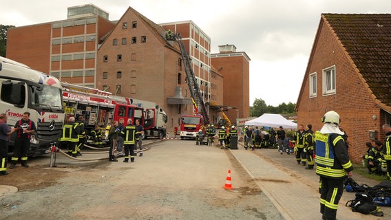 Die Feuerwehr bei der Brandbekämpfung in einem Tierfutter-Großhandel © Daniel Friederichs Foto: Daniel Friederichs