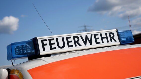 Das Blaulicht mit der Aufschrift "Feuerwehr". © dpa Foto: Daniel Bockwoldt