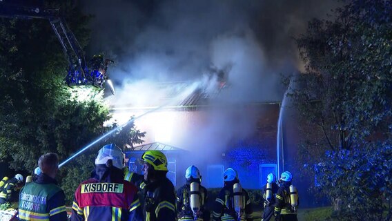 Eine brennende Scheune in Kisdorf im Kreis Segeberg wird von Einsatzkräften der Feuerwehr gelöscht. © TeleNewsNetwork 