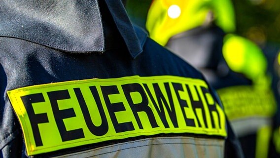 Feuerwehrleute stehen während einer Übung zusammen, um den Einsatz zu besprechen. Feuerwehrleute stehen während einer Übung zusammen, um den Einsatz zu besprechen. © picture alliance/dpa Foto: David Inderlied