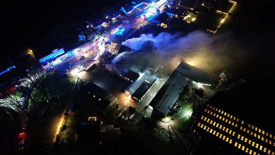 Einsatzkräfte der Feuerwehr löschen einen brennenden Hof in Stubben. © Johannes Kahts Foto: Johannes Kahts