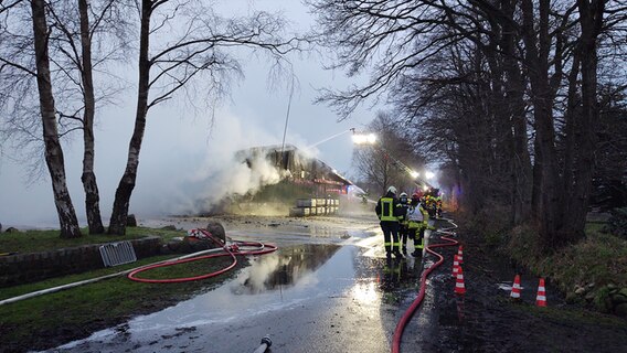 Eine große Maschinenhalle in Treia wird von der Feuerwehr gelöscht. © NDR Foto: Peer-Axel Kroeske